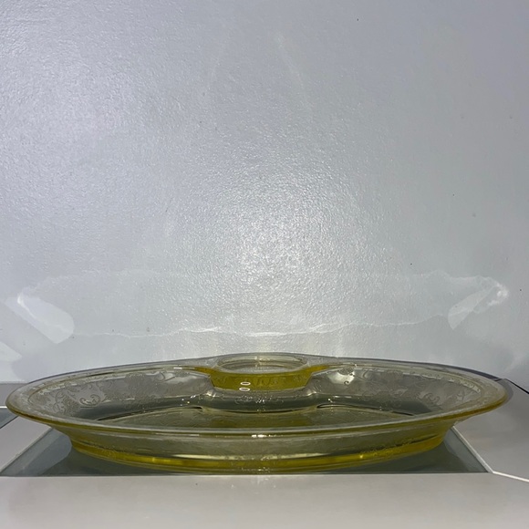HAZEL ATLAS FLORENTINE #2 POPPY YELLOW 12" PLATTER with GRAVY BOAT INDENT—1930’s - Picture 4 of 10